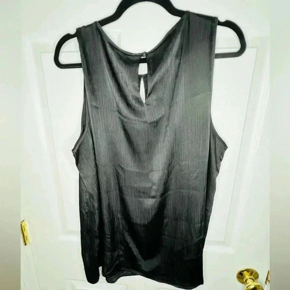 ☘️ NWOT Torrid Shiny Crinkle Gauze Keyhole Swing Tank, Size 2x (18/20), Black - Picture 5 of 6